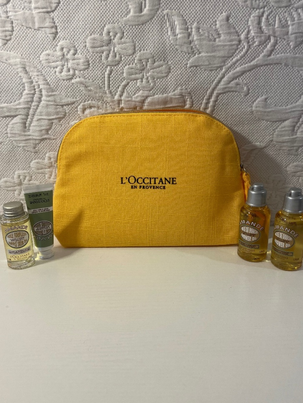 L’Occitane Almond On The Go Travel Set Bag Skincare Haircare Shower Essentials - Picture 2 of 6